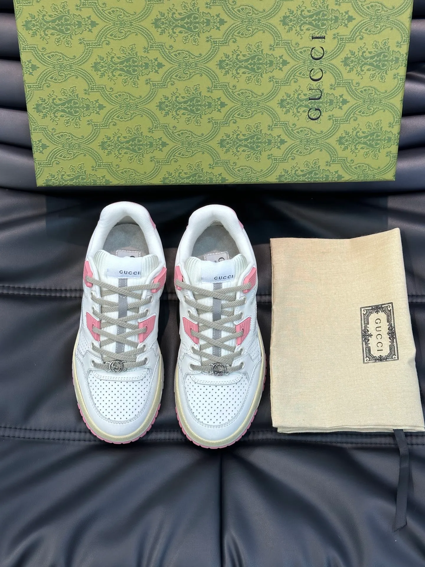 Men's Men's Shoes 💰p520 "GUCC*" Gucci's new couple's 👫 distressed effect sneakers. This low-top sneaker adopts a basketball-style silhouette design and cleverly incorporates hollow panels and distressed effects, showing its unique ingenuity. The ingenuity incorporates brand logo details such as interlocking Double G styling accessories and Gucci lettering, a low-key tribute to the brand's design heritage. A rubber non-slip outsole, inlays and embossed sole give the entire design a contemporary feel. Size: 35-45